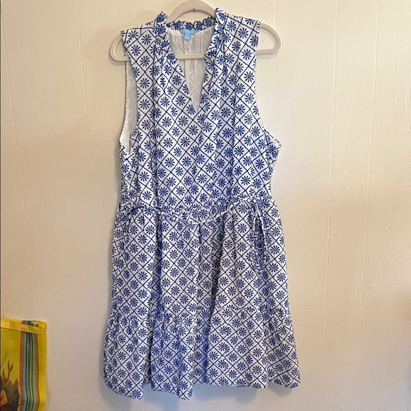 Draper James Dresses & Skirts - Draper James Navy and White Embroidered Baby doll Sleeveless Top